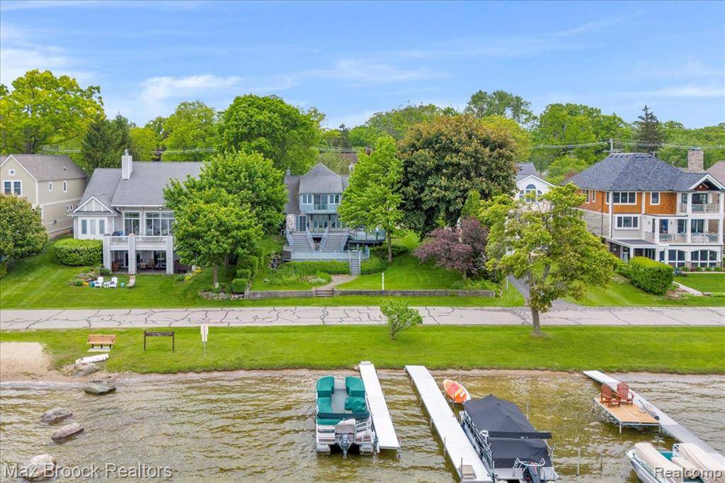 Sylvan Lake, MI 48320 1618,2222 Garland Street