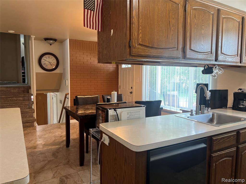 Westland, MI 48185 2710,33158 Shawnee Street