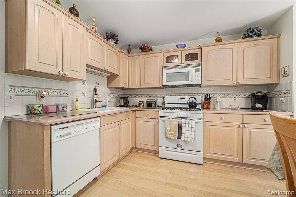Wixom, MI 48393 4308,648 Shady Maple Shady Maple Drive
