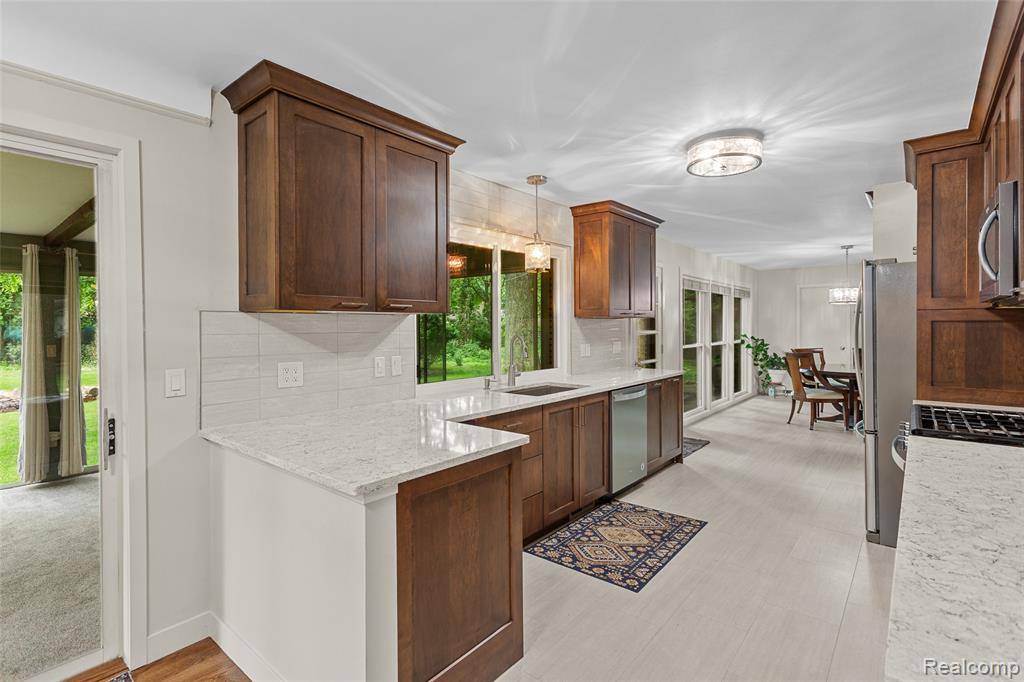 Farmington Hills, MI 48331 3806,36357 Paddleford Road