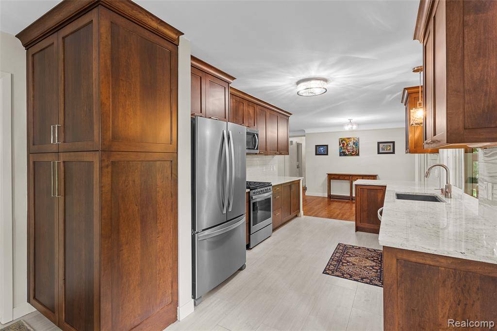 Farmington Hills, MI 48331 3806,36357 Paddleford Road
