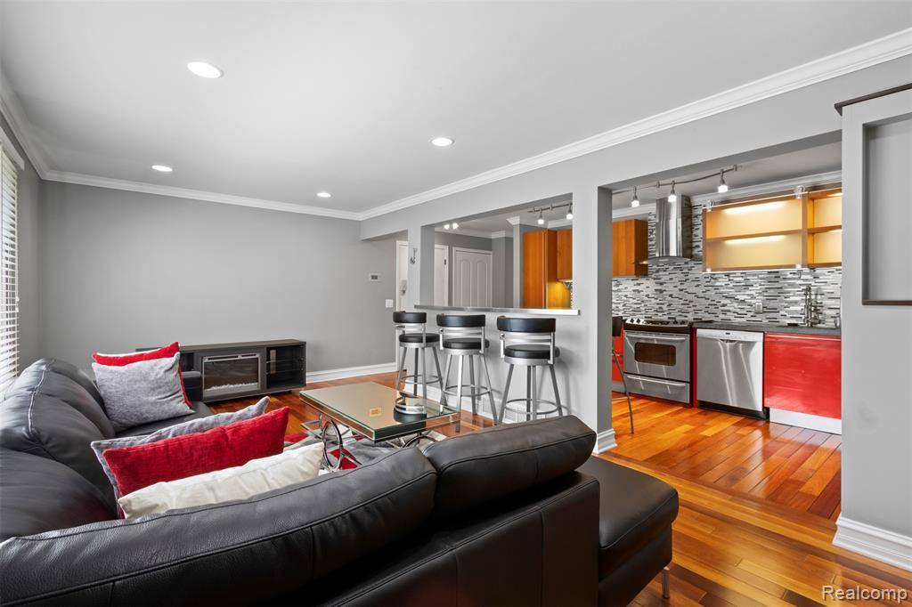Bloomfield Hills, MI 48304 1302,532 E Fox Hills Drive