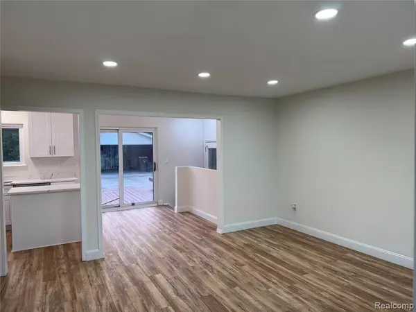 Clinton Township, MI 48038 1841,42113 CLAYTON Street