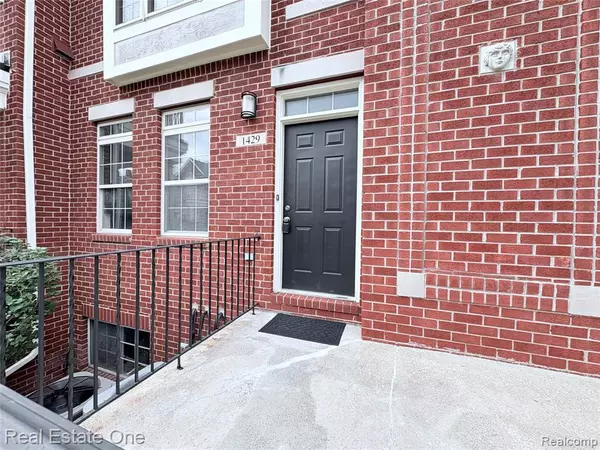 Troy, MI 48084 7056,1429 Raliegh Place