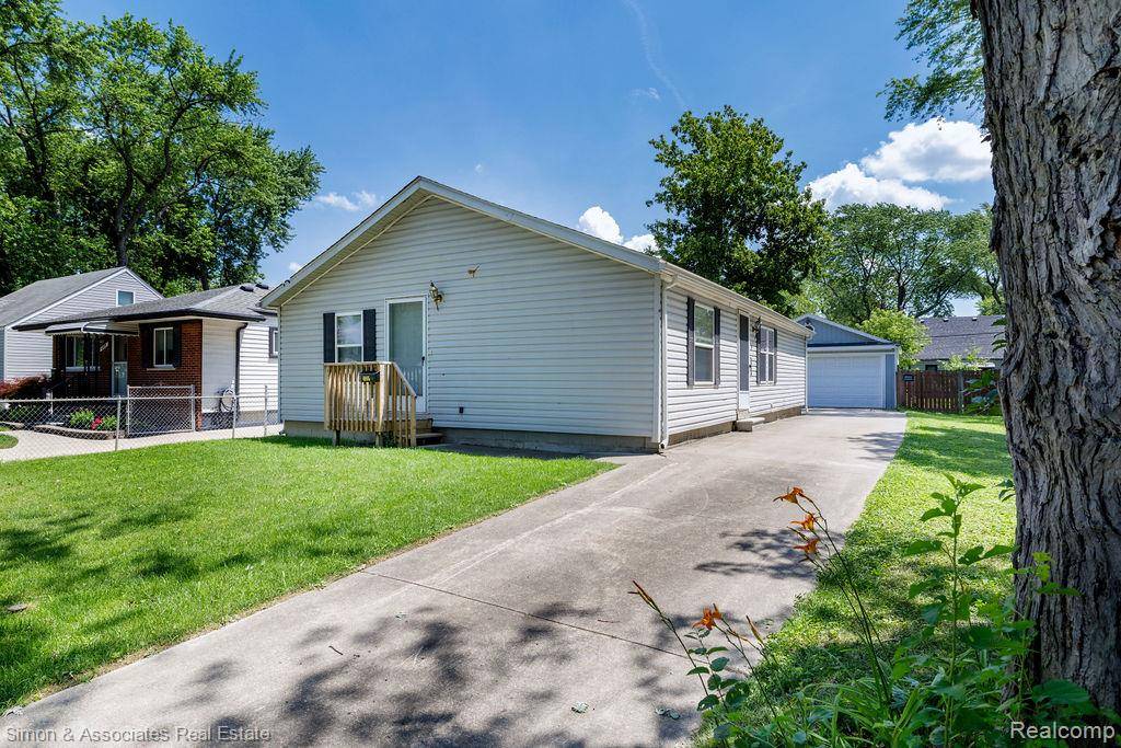 Dearborn Heights, MI 48125 3407,4995 Croissant Street