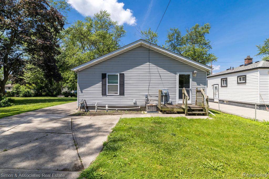 Dearborn Heights, MI 48125 3407,4995 Croissant Street