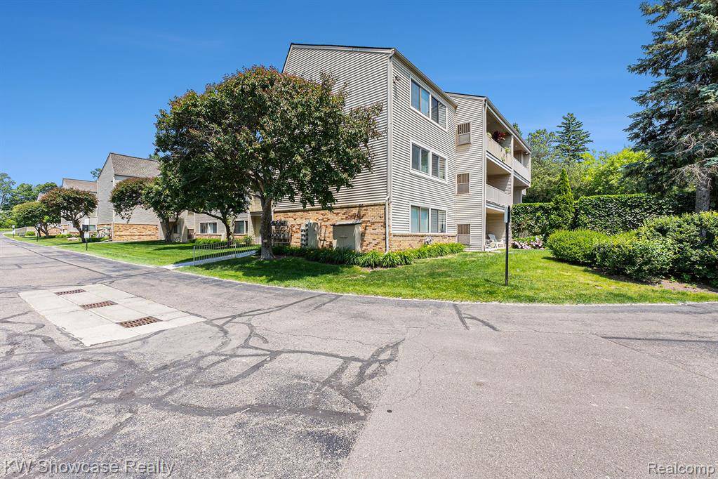 West Bloomfield, MI 48323 2921,3835 Lone Pine Road