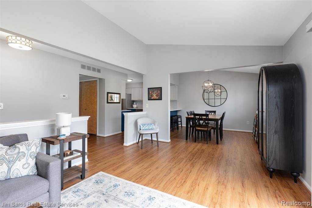 Saint Clair Shores, MI 48082 2950,656 Country Club Drive