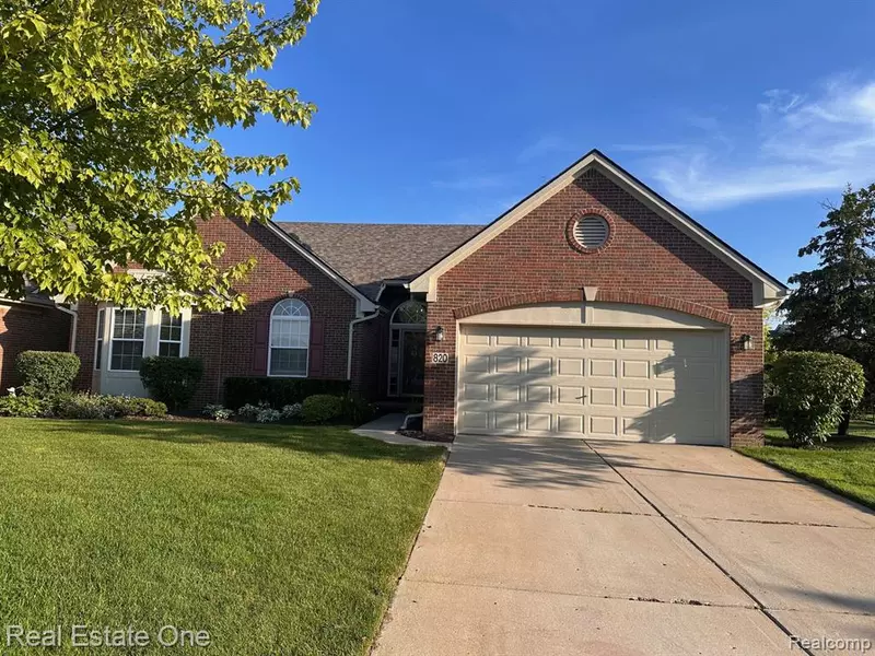 820 Woodhaven Drive, Commerce Twp, MI 48390 5808