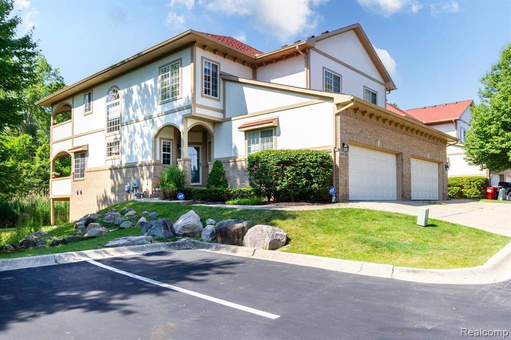 West Bloomfield, MI 48322 4917,5959 Bella Vista Drive