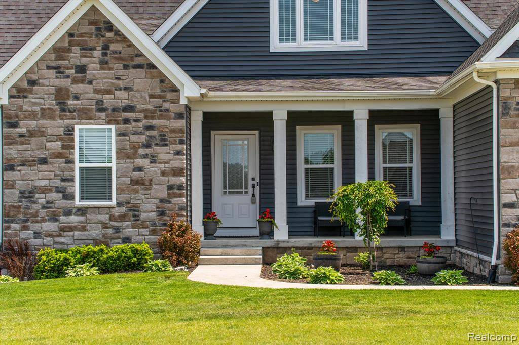 South Lyon, MI 48178 2805,9931 LORETTA Lane