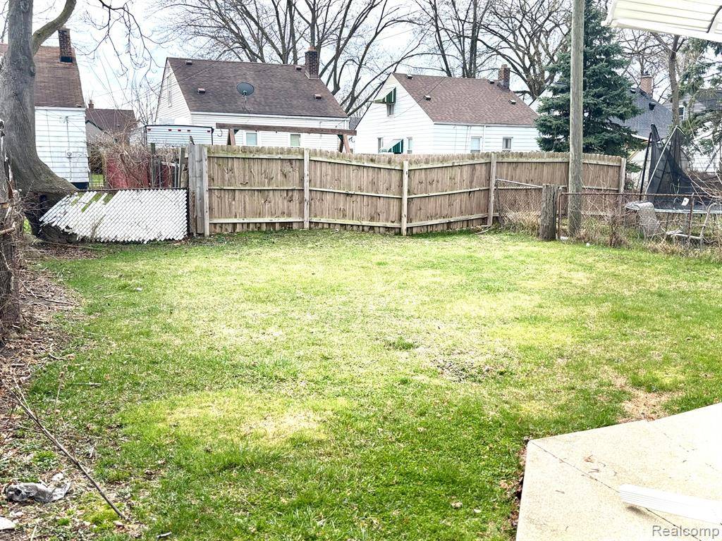 Lincoln Park, MI 48146 2825,557 WHITE Avenue