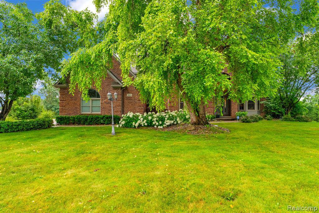 Grand Blanc, MI 48439 8619,11656 Kings Colony