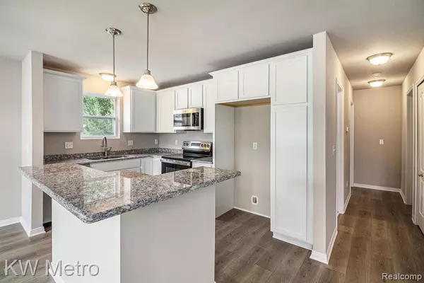 Fenton, MI 48430 5300,180 Whispering Pines Drive