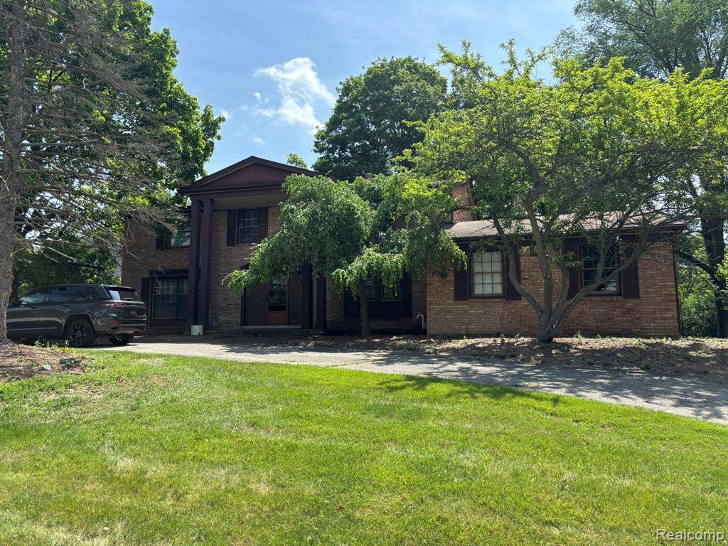 Farmington, MI 48331 1461,31192 Verona Street