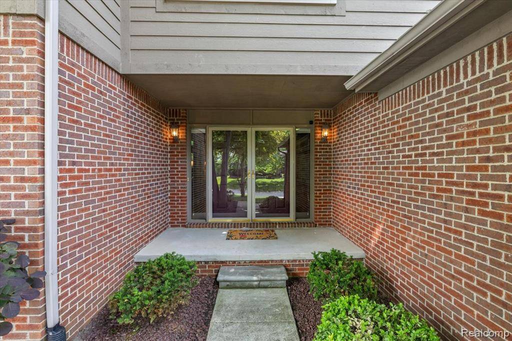 Rochester Hills, MI 48307 4334,2082 Avon Lake Lane