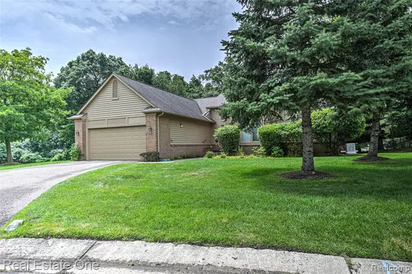 West Bloomfield, MI 48323 2084,7071 Deerwood Trail