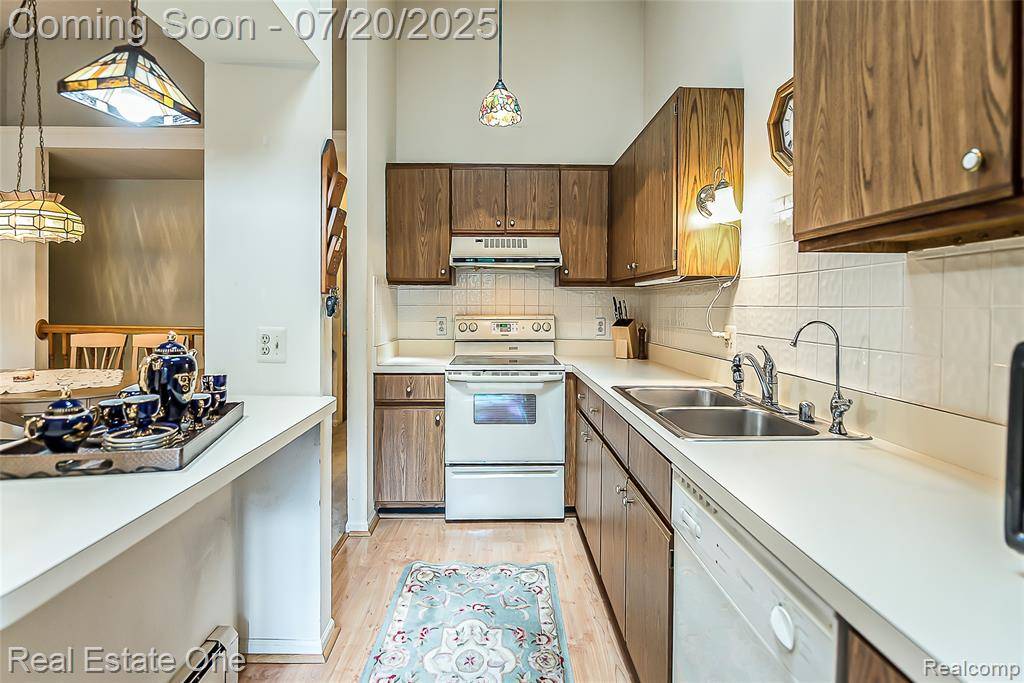 South Lyon, MI 48178,25104 HAMILTON Court