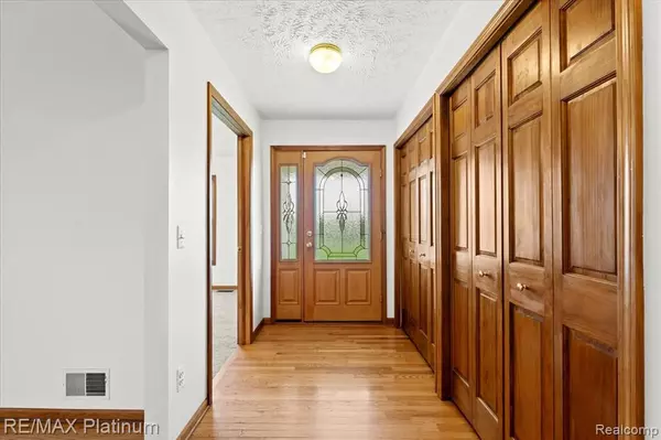Howell, MI 48855 9206,6893 Sanford Road