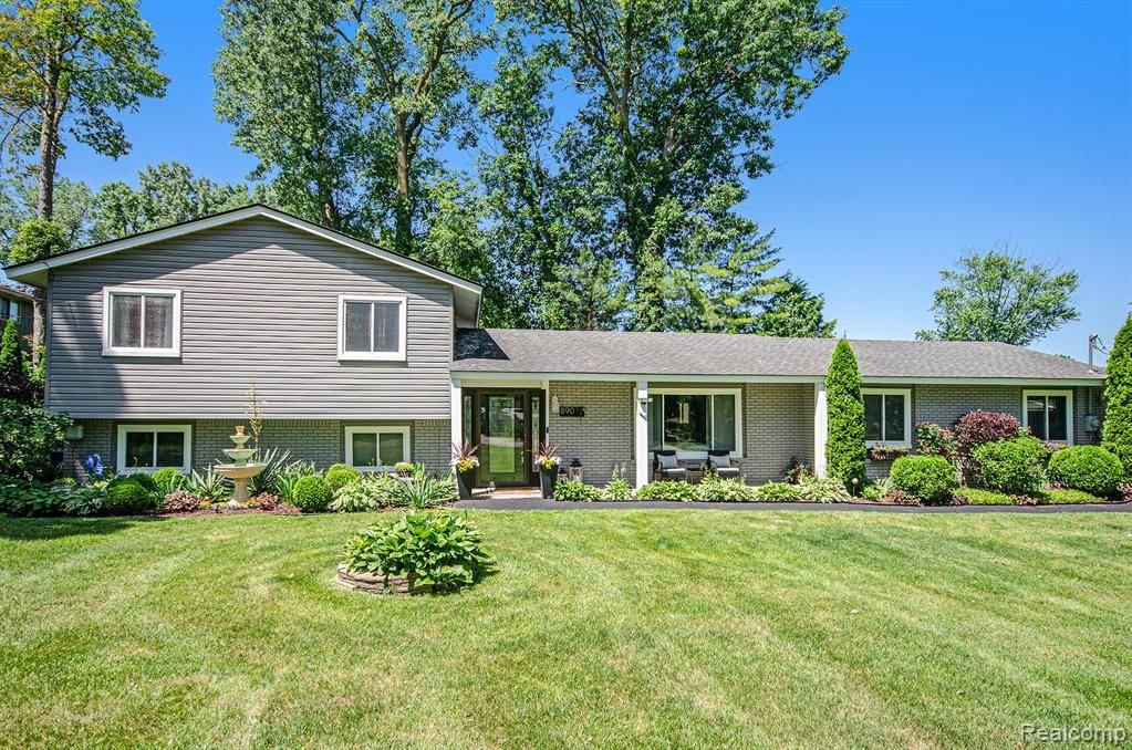 890 BEACHWAY Drive, White Lake, MI 48383 2903