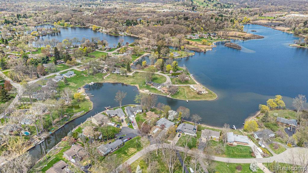 White Lake, MI 48383 2903,890 BEACHWAY Drive