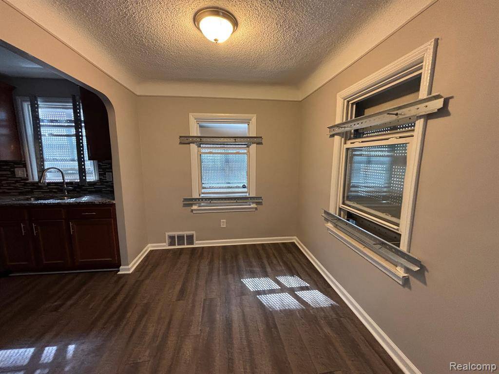 Harper Woods, MI 48225 2103,18745 ELKHART Street
