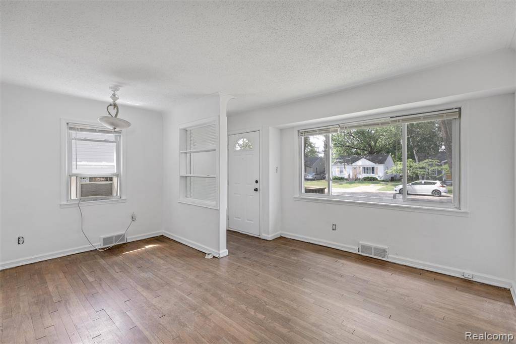 Madison Heights, MI 48071 3553,26332 Brettonwoods Street