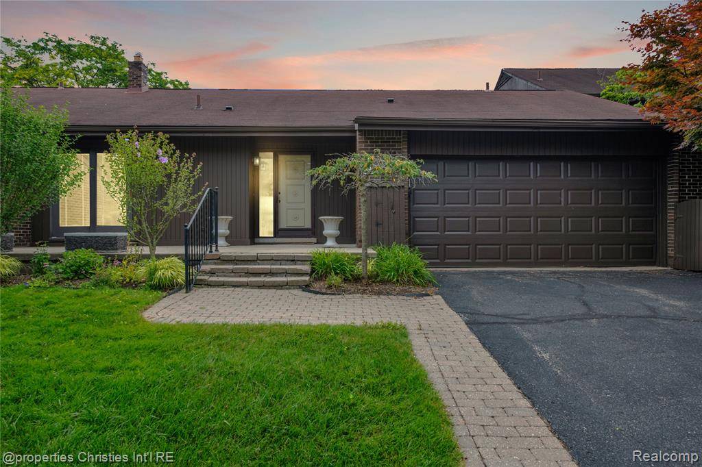 West Bloomfield, MI 48323 3012,2045 Bordeaux Street