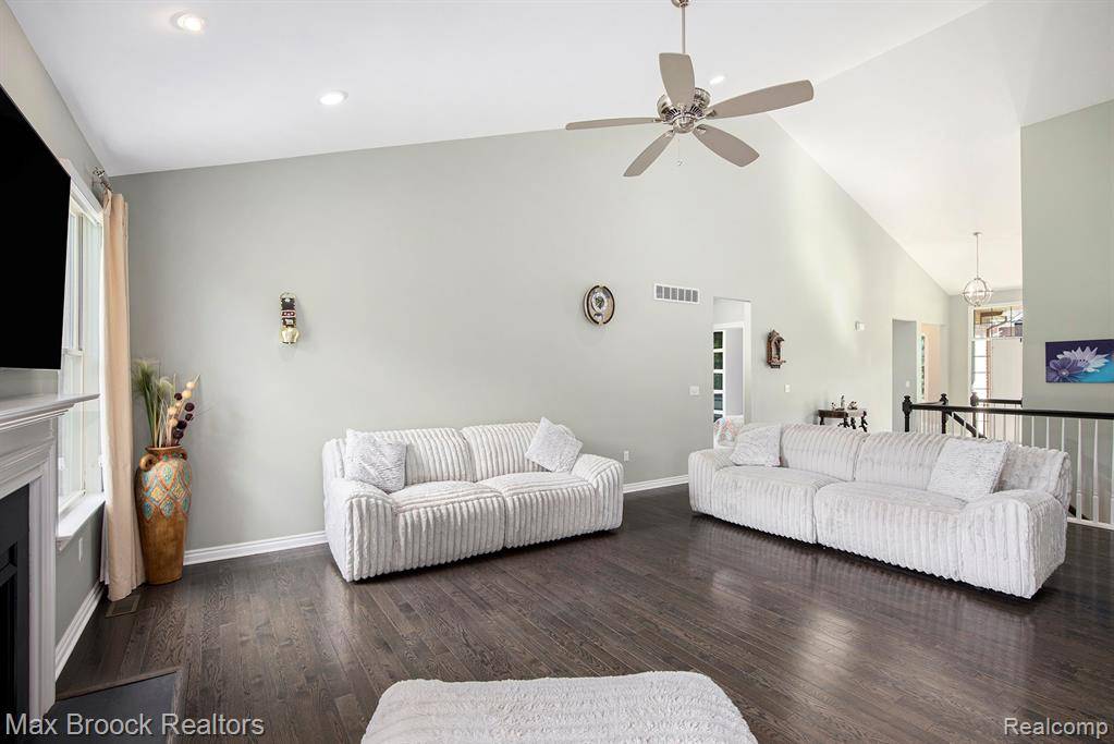 South Lyon, MI 48178 1984,23395 Stoneleigh Court