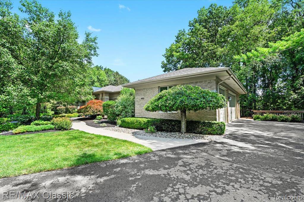 Commerce Twp, MI 48382 1379,4160 Rolling Pines Court