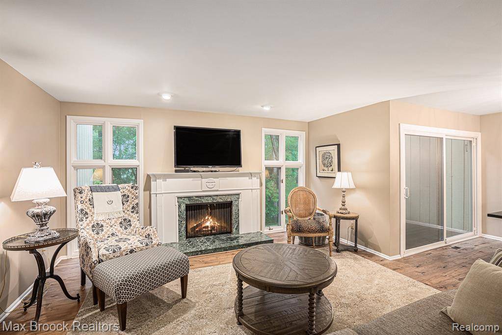 Bloomfield Hills, MI 48304 1240,1337 Knollcrest Circle