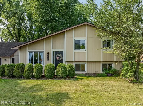 5025 S Pine Knob Trail, Clarkston, MI 48346 4125