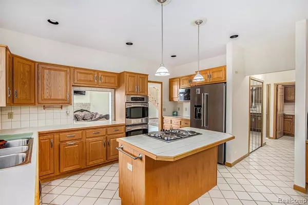 Grand Blanc, MI 48439 9505,5215 Sunlyn Drive