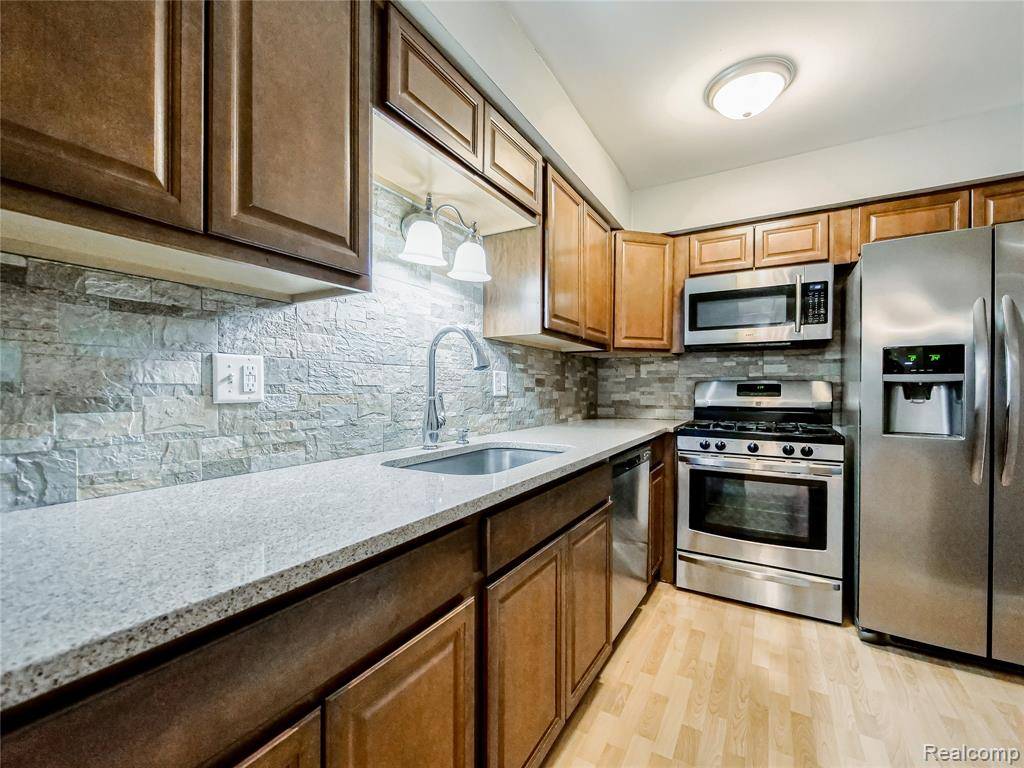Sterling Heights, MI 48312 5219,34763 MAPLE LANE Drive