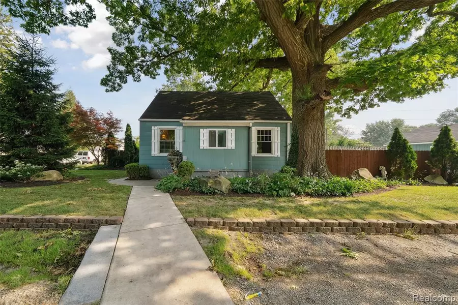 19993 Indian, Redford, MI 48240 1635