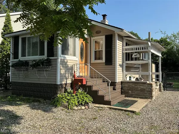 Keego Harbor, MI 48320 1066,3057 Norcott Drive