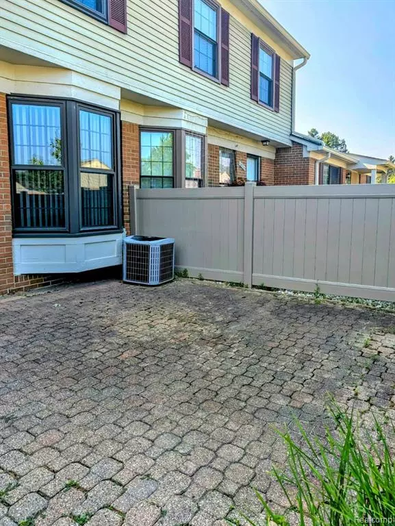 Farmington Hills, MI 48331 1030,38928 Country Circle