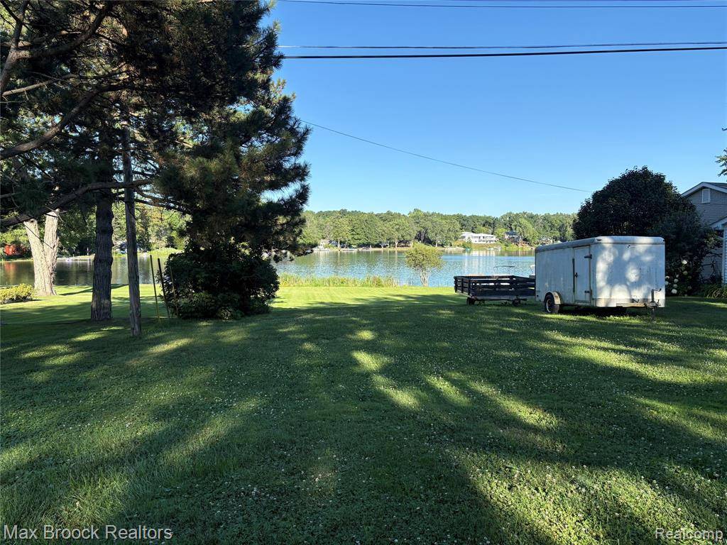 1105 Pinecrest Drive, White Lake, MI 48386 3654