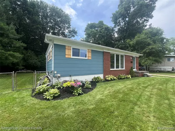 Waterford, MI 48329 1385,3729 Warringham Avenue