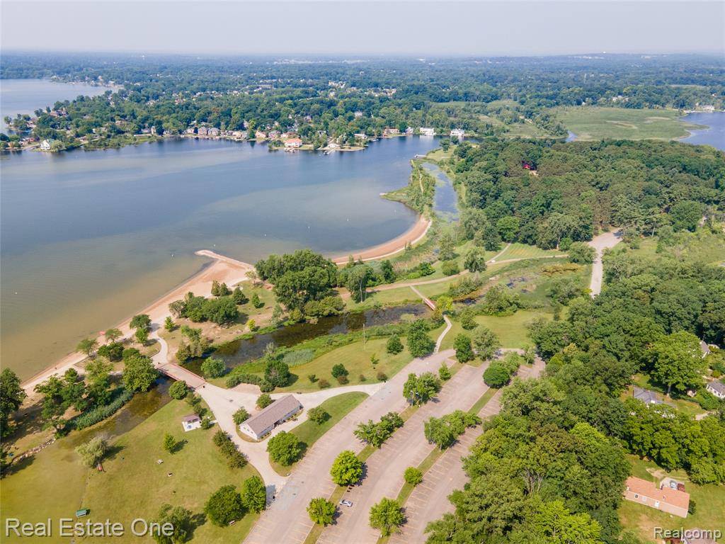 Waterford, MI 48328 4189,520 Lake Village