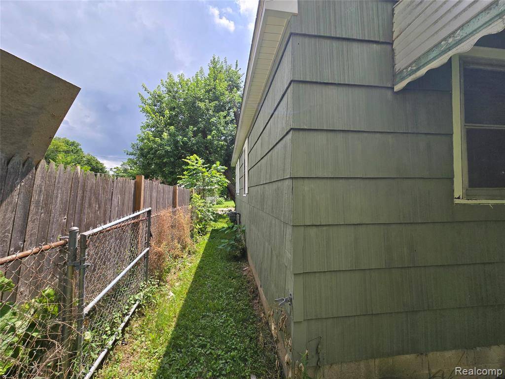 Flint, MI 48507 2340,1210 PINEHURST Avenue