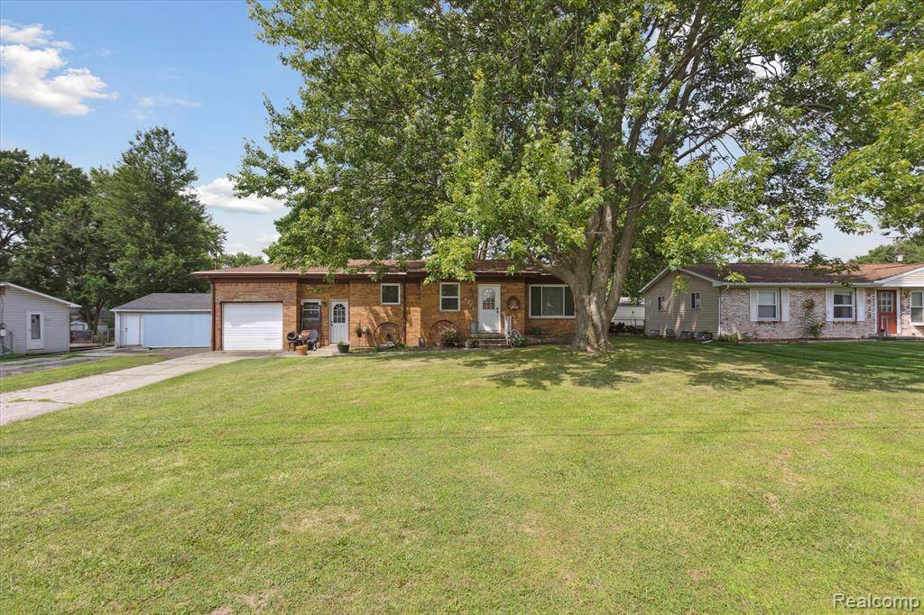 Burton, MI 48506 1569,4215 N Genesee Road