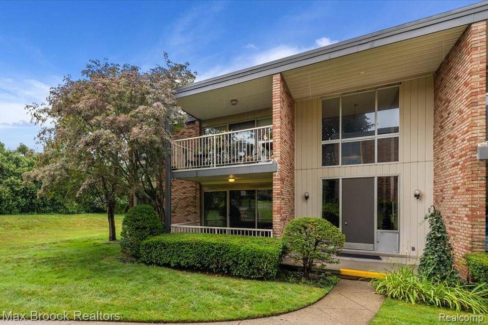 4041 W Maple Road, Bloomfield Hills, MI 48301 3102