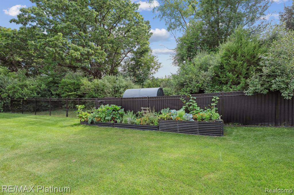 Howell, MI 48843 5905,2921 Clivedon Road