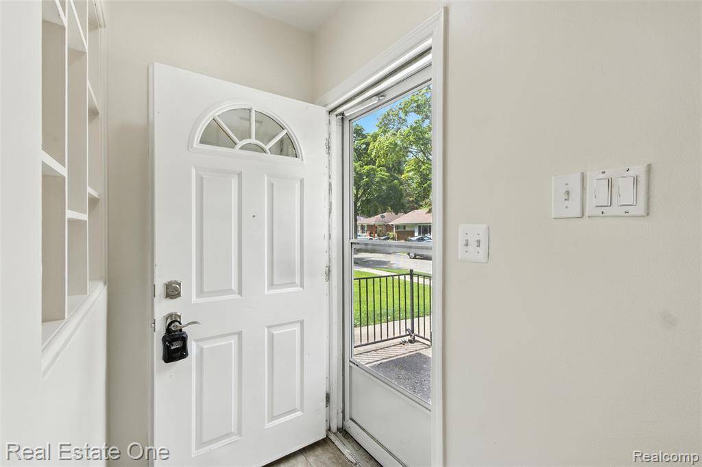 Oak Park, MI 48237 3722,24130 Oneida Street
