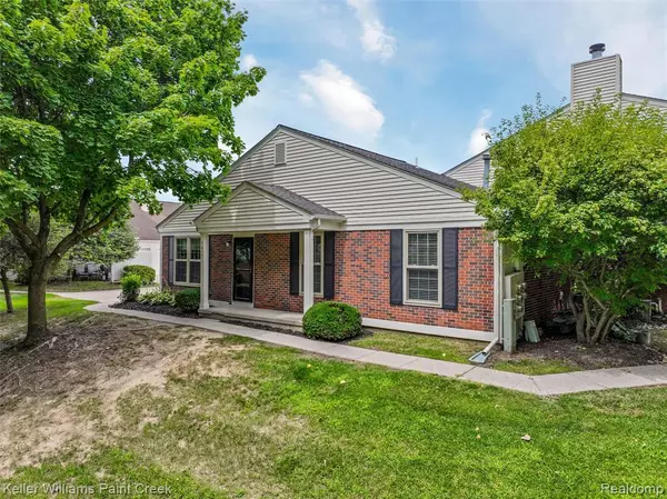 Waterford, MI 48327 4176,7617 Woodview Drive