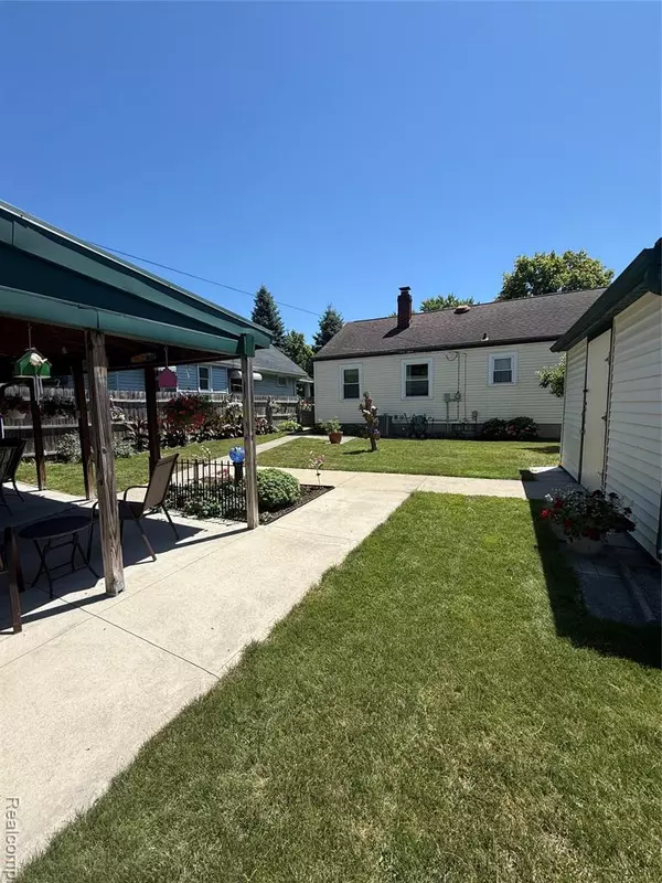 Port Huron, MI 48060 5549,2013 Griswold Street