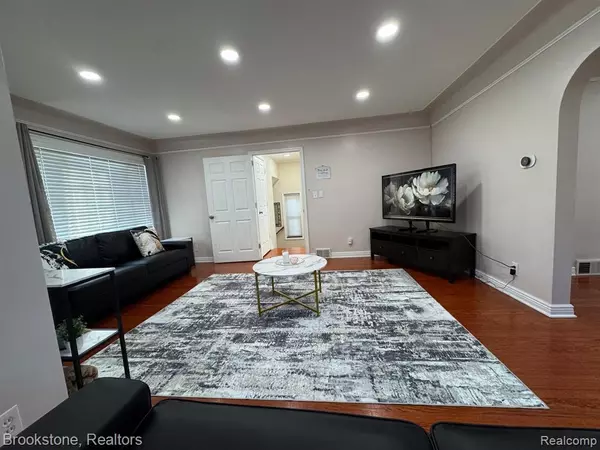 Dearborn, MI 48126 1545,7261 Reuter Street