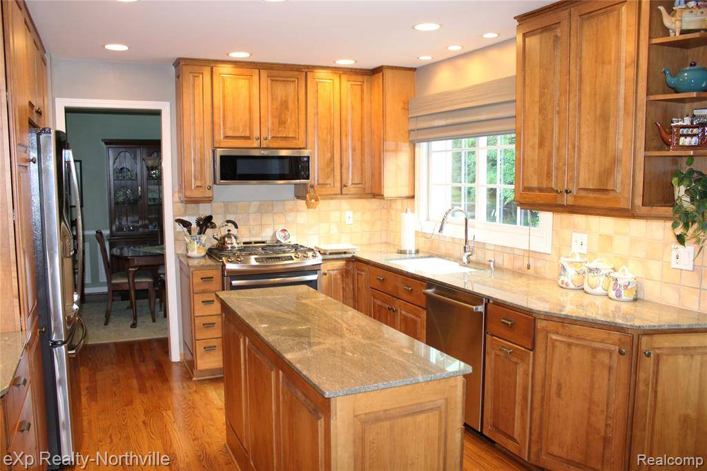 Farmington Hills, MI 48331 2437,29185 Leesburg Court