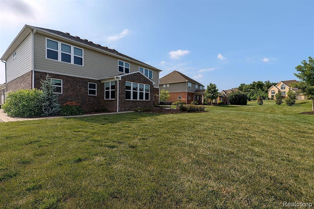 Lake Orion, MI 48360 2537,3558 Kingsdale Boulevard